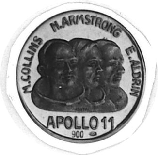 medal sygnowany ALESCO, wybity w 1969 r. dla upamiętnienia lotu statku kosmicznego APOLLO 11 i pierwszemuw historii Ludzkości spacerowi kosmonauty Neila Armstronga po powierzchni Księżyca, Aw: Popiersia członkówzałogi Apollo 11 i napis, Rw: Scena wylądowania zasobnika z kosmonautą Armstrongiem na powierzchni Księżyca,w dali Glob Ziemski i napis wokół, złoto 21 mm, 3.93 g.