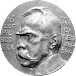medal autorstwa Konstantego Laszczki poświęcony Józefowi Piłsudskiemu 1917 r., Aw: Popiersie Piłsudskiego w lewo i napis poziomy: JÓZEF PIŁSUDSKI TWÓRCA LEGIONÓW, Rw: Drzewo dębowe w obwódce perłowej