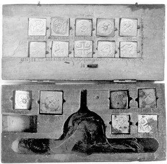 niemiecka waga monetarna - Kolonia XVIII w. wraz z kompletem 16 mosiężnych odważników, waga wykonana z brązu, oryginalne pudełko.