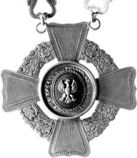 odznaka w kształcie równoramiennego krzyża zawie