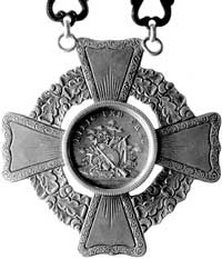 odznaka w kształcie równoramiennego krzyża zawie