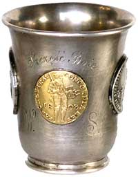 Galicja, kubek srebrny z monetami i medalami- koniec XIX w., dno wykonane z 5 złotówki 1831 z Pows..