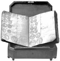mahoniowa szkatuła intarsjowana z: 1. rękopiśmie