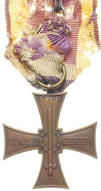 Krzyż Walecznych 1920 (mały), na stronie odwrotnej numer 49769, brąz 36 x 36 mm, zniszczona od nos..