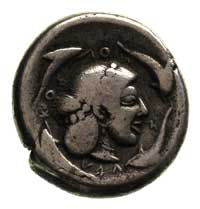 Sycylia-Syrakuzy, tetradrachma 485-478 pne, Aw: Głowa Aretuzy w prawo, wokół delfiny i napis, Rw: ..