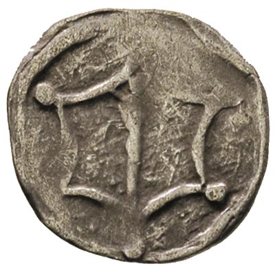 Kazimierz Wielki 1333-1370, denar, Aw: Orzeł w koronie z głową w prawo, Rw: Zapinka sześcioboczna zamknięta, srebro 0.24 g, Dannenberg 339 (błąd w rysunku awersu), moneta była przypisywana Brandenburgii, ale nie rozpoznano na niej ani Orła polskiego ani zapinki
