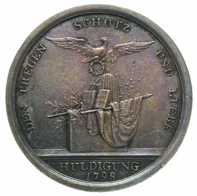 medal 1798 autorstwa Loos’a wybity z okazji hołdu w Berlinie Aw: Popiersie króla pruskiego w lewo i napis FRIEDR WILHELM III KOENIG VON PREUSSEN, Rw: Postument na nim sztandar, miecz, berło, ul, księga i wieniec, poniżej w odcinku  HULDIGUNG / 1798, wokoło napis DEN TREUEN SCHUTZ UND LIEBE, srebro 9.49 g, 30 mm, Sommer A 65, ciemna patyna