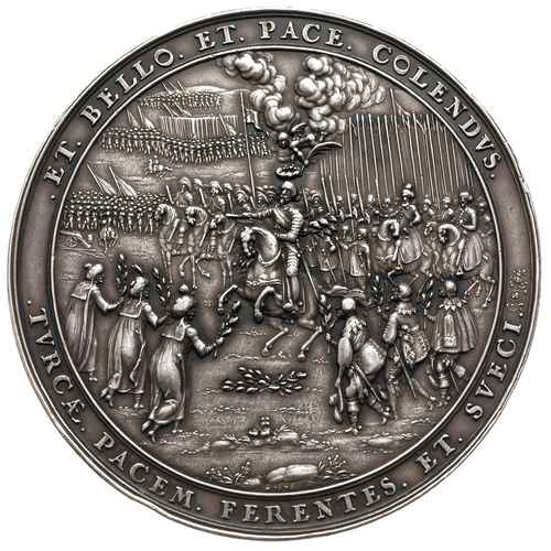 Władysław IV Waza, -medal sygnowany S.D. (Sebastian Dadler) wybity w 1636 r. dla upamiętnienia uwolnienia Smoleńska z oblężenia Moskali, zawarcia pokoju z Turcją w 1636 r. oraz podpisania rozejmu ze Szwecją w Sztumskiej Wsi w 1635 r., Aw: Władysław IV przyjmuje kapitulację armii moskiewskiej, w tyle Smoleńsk i obóz wojskowy, Rw: Król w towarzystwie armii przyjmuje poselstwa tureckie i szwedzkie, nad głową króla aniołek z wieńcem i gałązką palmową, wokół napis: ET BELLO ETPACE COLENDVS TVRCAE PACEM FERENTES ET SVECI (godni szacunku zarówno w wojnie jak i pokoju Turcy i Szwedzi ofiarują pokój), srebro 161.86 g, 80 mm, H-Cz.1766 (R5), Racz.113, Maue 38, jeden z najbardziej efektownych medali XVII-wiecznych z ładną patyną