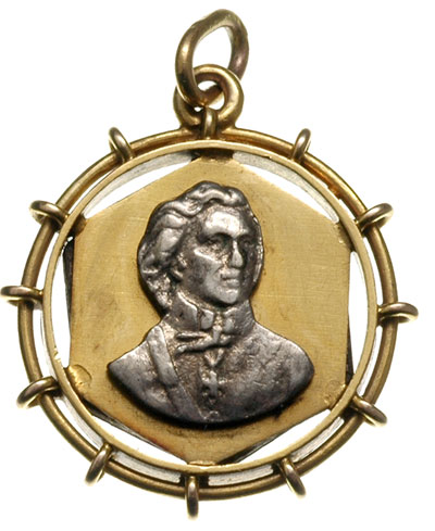 patriotyczny sześcioboczny medalion, na stronie głównej portret Tadeusza Kościuszki wykonany ze srebra, na stronie odwrotnej na czerwonej emalii srebrny Orzeł, całość oprawiona w pierścień okolony drutem z zawieszką, złoto 25 mm, 9.98 g