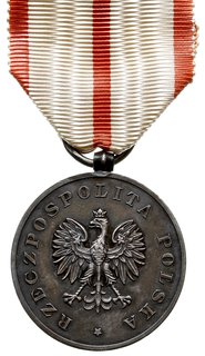 medal za Ratowanie Ginących, srebro, wstążka, na obrzeżu punca Ag 0.950 i znak Mennicy Warszawskiej, bardzo ładnie zachowane, rzadkie odznaczenie, patyna