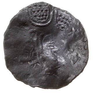 Fałszerstwo typu Helmet Etelreda II z lat ok. 1003-1009 (Seaby 1152), Aw: Popiersie w hełmie w lewo, Rw: Długi krzyż o ramionach zakończonych kółkami, miedź lub srebro bardzo słabej próby 1.25 g, pogięty, ten typ był także naśladowany w Danii, jednak widoczne elementy wskazują na czerpanie wzorca wprost z monety anglosaskiej