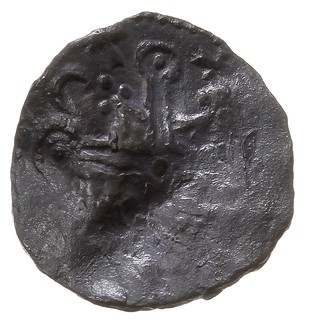 Fałszerstwo typu Helmet Etelreda II z lat ok. 1003-1009 (Seaby 1152), Aw: Popiersie w hełmie w lewo, Rw: Długi krzyż o ramionach zakończonych kółkami, miedź lub srebro bardzo słabej próby 1.25 g, pogięty, ten typ był także naśladowany w Danii, jednak widoczne elementy wskazują na czerpanie wzorca wprost z monety anglosaskiej