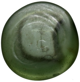 XVII wieczny dominialny żeton szklany, herb Topór w prawo pod płaską i żłobkowaną koroną hrabiowską z 8 pałkami, zielone szkło, średnica 44 mm, ładnie zachowany