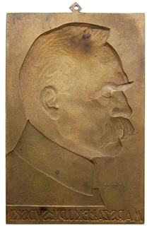 Józef Piłsudski 1926, plakieta Mennicy Państwowej autorstwa J. Aumillera, lana w brązie 258 x 169 mm, Strzałkowski Plakiety 5 (ale nie podaje tego wymiaru), bez numeru modelu i bez punc mennicy, uszko do zawieszania, bardzo ładnie zachowana