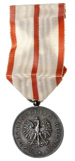 Medal za Ratowanie Ginących, srebro 35 mm, wstążka, na boku punca Ag 0.950 i znak Mennicy Warszawskiej, bardzo ładnie zachowane, rzadkie odznaczenie, patyna