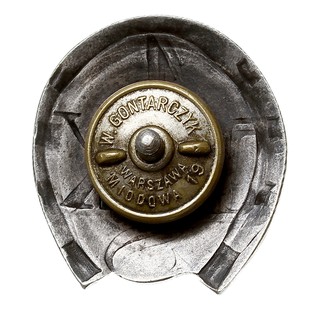 Odznaka pamiątkowa 1 Pułku Strzelców Konnych Garwolin Wzór 1, wykonana w Zakładzie Grawerskim M. Gontarczyka, mosiądz srebrzony 29.6 x 32 mm, nakrętka W. Gontarczyk, Sawicki/Wielechowski s. 210