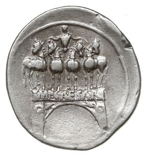 Oktawian August - jako imperator 30-27 pne, denar z okresu jesień 30 - lato 29 pne, Rzym, Aw: Głowa imperatora w prawo, Rw: Łuk triumfalny z inskrypcją IMP CAESAR, na nim Oktawiam trzymający lejce i powożący kwadrygą skierowaną na wprost, srebro 3.58 g, RIC 267, C. 123, BMC 624, bardzo ciekawa i rzadka moneta z okresu przejęcia władzy po wojnie z Markiem Antoniuszem i słynną bitwą morską pod Akcjum, oraz potrójnego triumfu i uzyskania władzy dyktatorskiej