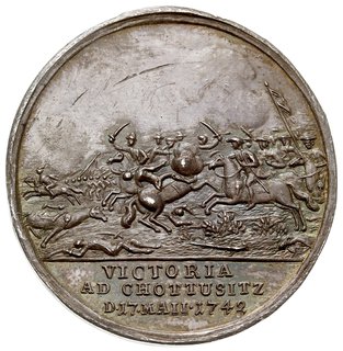 Fryderyk II Wielki, medal autorstwa Kittla wybity z okazji zwycięstwa Prusaków w bitwie pod Chociebużem w 1742 r., Aw: Popiersie Fryderyka II na postumencie, z tyłu panoplia, napis wokół VICTORI PERPETVO, a na postumencie FRIDER BORVSS INVICT R, Rw: Scena bitwy i napis w odcinku VICTORIA AD CHOTTISITZ D.17 MAII 1742, srebro 12.75 g, 34 mm, F.u.S. 4257, zbiór Henckel 1462, rysy w tle, patyna wyśmienity stan zachowania