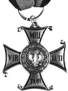 krzyż srebrny Orderu Wojennego Virtuti Militari (V klasa) 1933-1939- wtórnik, srebro z puncą państwową 3 i imiennikJ.K. (zakład Knedlera), emaliowany 34 x 34 mm, brak dwóch kulek na końcach ramion i duże ubytki emalii, nietypowykształt zawieszki