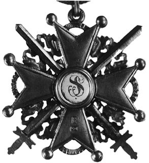 krzyż Orderu Św. Stanisława (III klasa z mieczami) lata 80-te XIX w., złocony (punce K i ĘO na ramieniu), emaliaczerwona, zielona i biała, 39.8 x 39.8 mm, drobne pęknięcia i ubytki emalii