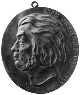 medalion owalny z uchem nie sygnowany przedstawiający profil Adama Mickiewicza w lewo i napis: ADAMMICKIEWICZ 1798-1855, mosiądz 214 x 190 mm, 710 g.