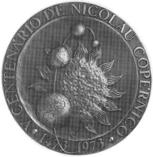 medal na 500-lecie urodzin M. Kopernika z 1973 r. autorstwa F. Branco (Portugalia), Aw: Popiersie Kopernika nawprost i poziome napisy w tle, Rw: Planety wokół Słońca, w otoku napis