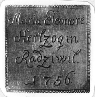 medal- klipa z grawerowanymi ręcznymi napisami rozdawana prawdopodobnie najbliższej rodzinie biorącej udział wuroczystościach pogrzebowych Marii Eleonory księżnej Radziwiłłowej z domu księżnej Anhalt-Dessau