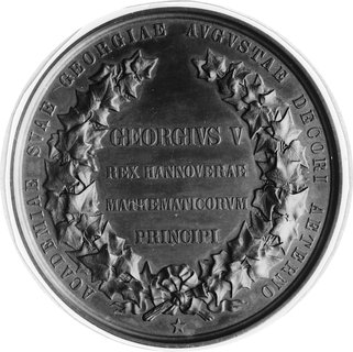 medal sygnowany BREHMER wybity w 1855 r. na zlecenie króla Jerzego V Hanowerskiego poświęcony KarolowiFryderykowi Gaussowi, wielkiemu matematykowi zwanemu księciem matematyków, Aw: Głowa Gaussa i napiswokół, Rw: Wieniec z gałązek powoju i napisy pamiątkowe, brąz 70 mm, 175.26 g., patyna