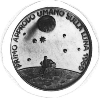 medal sygnowany ALESCO, wybity w 1969 r. dla upamiętnienia lotu statku kosmicznego APOLLO 11 i pierwszemuw historii Ludzkości spacerowi kosmonauty Neila Armstronga po powierzchni Księżyca, Aw: Popiersia członkówzałogi Apollo 11 i napis, Rw: Scena wylądowania zasobnika z kosmonautą Armstrongiem na powierzchni Księżyca,w dali Glob Ziemski i napis wokół, złoto 21 mm, 3.93 g.