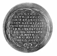 medal masoński XIX w., Aw: Mężczyzna z krzyżem ubrany w skórę z cyrklem w dłoni, wokół przybory po..