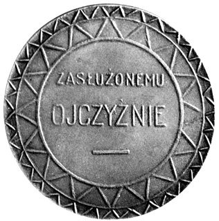 medal autorstwa Czesława Makowskiego poświęcony Romanowi Dmowskiemu 1919 r., Aw: Popiersie w lewo, sygn. na ra- mieniu CM 1919 i napis w otoku, Rw: W ornamencie geometrycznym napis poziomy: ZASŁUŻONEMU OJCZYŹNIE, Strzałk.453, brąz 50 mm, 43,84 g.