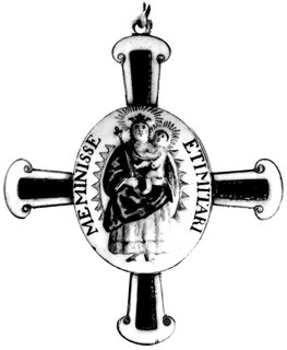 odznaka kanoniczna opactwa Herford, ustanowiona przez w 1729 r., przez Jana Karola księcia Prus i Anhaltu tytularnego opa- ta Herford i reaktywowana przez Fryderyka II księcia elektora Prus w 1764 r., porcelana i emalia, rećznie malowana postać Matki Boskiej z Dzieciątkiem i napis: MEMINISSE ET IMITARI