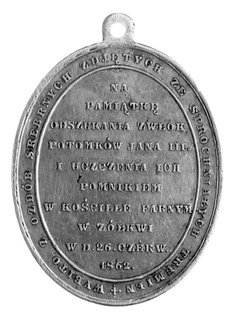 medalik owalny z uszkiem na pamiątkę odnalezienia szczątków potomków Jana III Sobieskiego w 1862 r., Aw: Matka Boska w obłokach