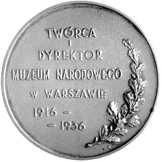 medal wybity w 1936 r., poświęcony Bronisławowi Gembarzewskiemu, Aw: Popiersie w prawo i napis, Rw: Poziomy napis: TWÓRCA I DYREKTOR MUZEUM NARODOWEGO W WARSZAWIE 1916- 1936, Strzałk.801 RRR, projektował Lewandowski, wykonał Wiktor Gontarczyk, brąz 50 mm