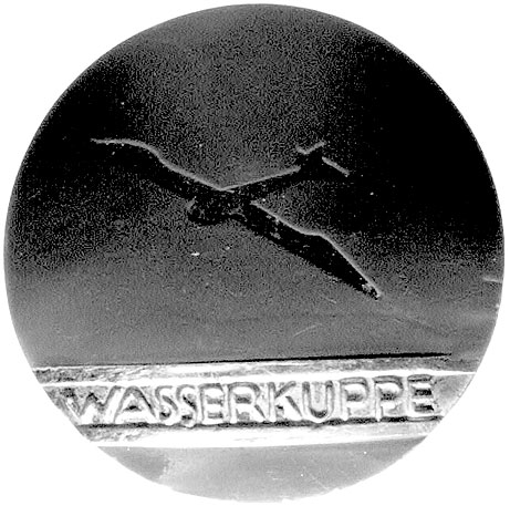 okrągły znaczek na agrafkę uczestnika zawodów szybowcowych w Wasserkuppe, własność pilota Janusza Macińskiego, biały metal, niebieska emalia, 29.2 mm