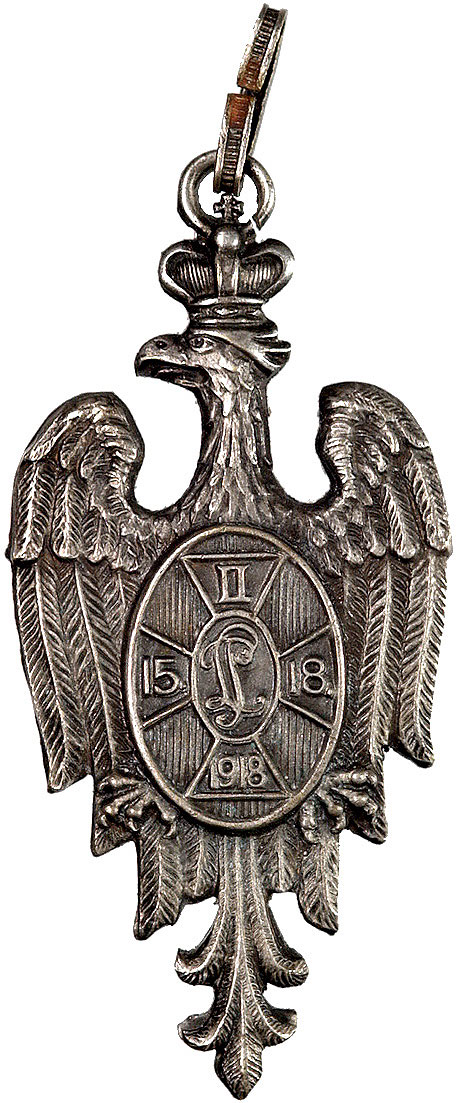 żołnierska odznaka pamiątkowa Rarańcza-Huszt 1918, wykonana z blachy srebrnej, Orzeł polski, na piersi tarcza z emblematem Legionów Polskich i data 15 / 18 / II / 1918, na odwrocie napisy RARAŃCZA / HUSZT / DULFALVA / BUSTYAHAZA / TALABORFALÌ / TARACZKÖZ / SZALDOBOZ / SZEKLENCZE / niżej numer 4629, wymiary 60 x 28 mm. Odznakę otrzymywali żołnierze Polskiego Korpusu Posiłkowego utworzonego przez część żołnierzy II Brygady Legionów Polskich, którzy protestując przeciwko warunkom traktatu brzeskiego przeszli przez front rosyjsko-austriacki aby połączyć się z II Korpusem Polskim formującym się w Rosji. Internowani przez Austriaków zostali osadzeni w obozach na Węgrzech i w Czechach. Uwolnieni w październiku 1918 z rozkazu cesarza Karola II