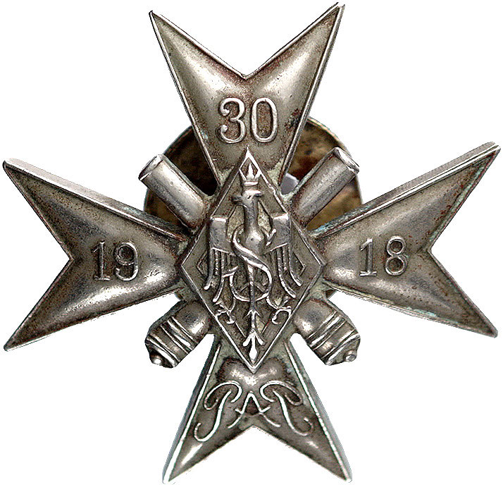 żołnierska pamiątkowa odznaka 30 Pułku Artylerii Lekkiej z 1931 roku. Odznaka jednoczęściowa wykonana z białego metalu w kształcie krzyża maltańskiego o wymiarach 42 x 42 mm, w jego środku miniaturka 5 Dywizji Syberyjskiej i dwie skrzyżowane lufy armatnie. Na ramionach krzyża napisy 30 / 19-18 / PAP (1918-data powstania dywizjonu syberyjskiego do którego tradycji nawiązywał pułk), na nakrętce napis S. Lipczyński / Warszawa, Wielecki/Sieradzki ss 76-77
