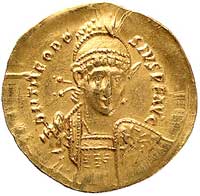 solidus, Aw: Popiersie cesarza w zbroi z włócznią i tarczą na wprost, napis w otoku DN THEODOSIVS ..