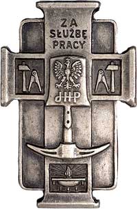 odznaka Junackich Hufców Pracy wykonana w białym metalu, wymiary 40 x 26 mm. Na tle prostokątnej t..