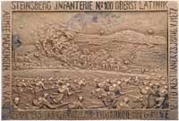 bitwa pod Gorlicami 1915 r.- plakieta nieznanego autora; Scena ataku piechoty, w tle rozległe pole..