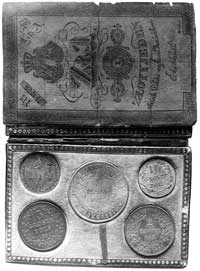 pudełko w kolorze wiśniowo-brązowym z wytłoczonym napisem, zawierające komplet monet Powstania Lis..