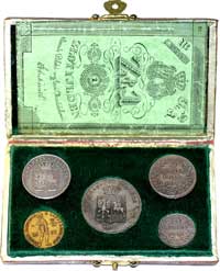 pamiątkowe pudełko z kompletem monet i banknotem