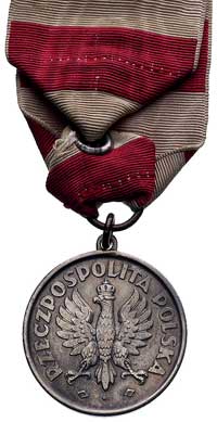 Medal 3-go Maja, srebro, 30 mm, nr 3243, wstążka nietypowa