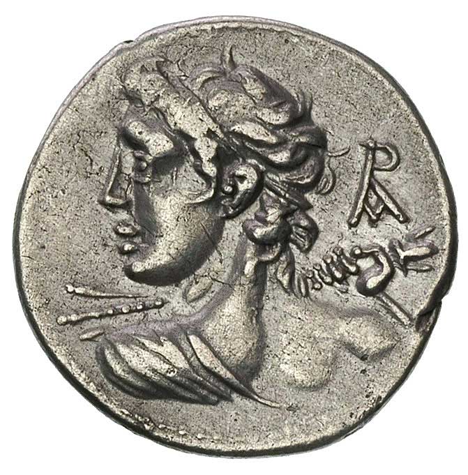 Lucius Caesius 112-111 pne, denar, Aw: Popiersie młodego Vejovisa trzymającego wiązkę piorunów widziane od tyłu, za nim monogram ROMA, Rw: Dwie Lary siedzące w prawo, między nimi pies, w odcinku napis L. CAES, Sear Caesia 1, Craw. 298/1, 3.80 g