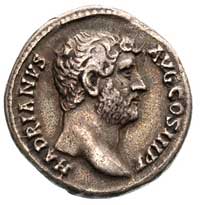 Hadrian 117-138, denar, Aw: Popiersie w prawo i napis, Rw: Cesarz stojący w prawo podnosi z klęcze..