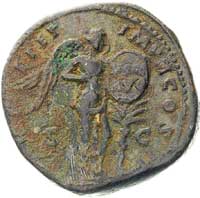 Lucjus Verus 161-169, sesterc, Aw: Popiersie w prawo i napis, Rw; Stojąca Victoria z tarczą umocow..