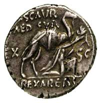 M. Aemilius Scaurus i P. Plautius Hypsaeus 58 pne, denar, Aw: Wielbłąd, poniżej klęcząca postać i ..
