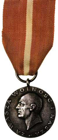 medal Za Waszą Wolność i Naszą wraz z legitymacją wydaną 18 października 1956 roku dla Jana Kochan..