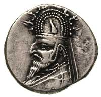 Sinatrukes /77-70 pne/, drachma, Aw: Popiersie króla w tiarze z rogiem w środku w lewo, Rw: Król z..