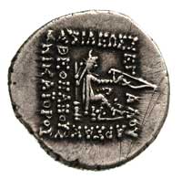 Sinatrukes /77-70 pne/, drachma, Aw: Popiersie króla w tiarze z rogiem w środku w lewo, Rw: Król z..
